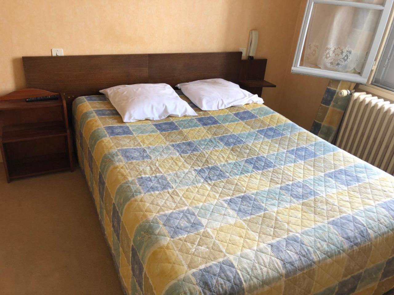 Hotel Le Commerce Bellegarde-du-Loiret 外观 照片