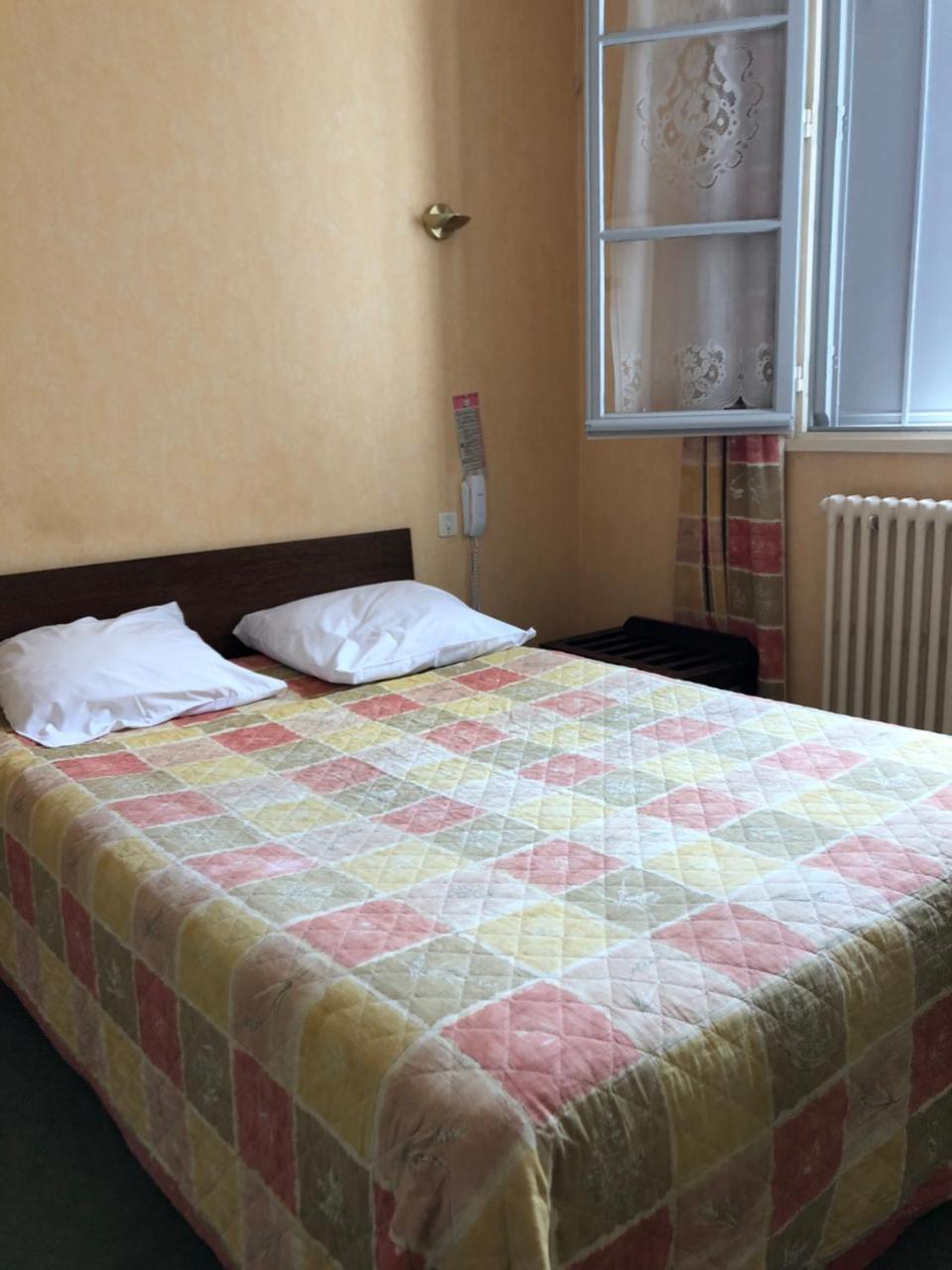 Hotel Le Commerce Bellegarde-du-Loiret 外观 照片